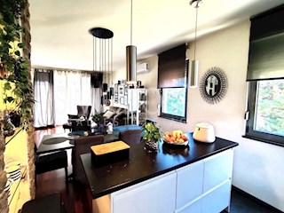 Moderno opremljeno stanovanje z dvema garažama, Žnjan