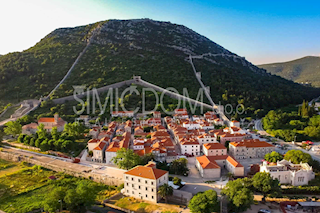 Veliko zemljišče znotraj obzidja, Ston