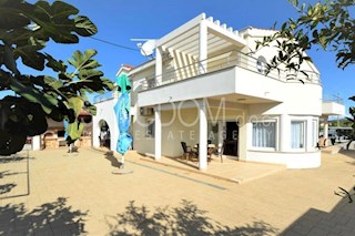 Apartmajska hiša v bližini plaže, Pirovac