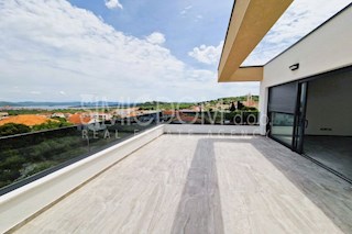 Prostoren penthouse s pogledom na morje, Murter