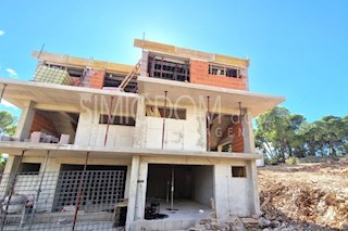 Dvojček hiše, obdan z zelenjem, Pirovac