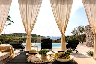 Čudovita vila z razgledom, Rogoznica