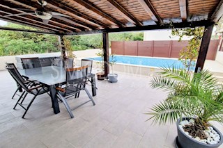 Opremljena samostojna hiša, Rogoznica