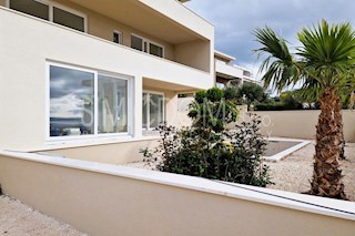 Prostrani apartman s bazenom i vrtom blizu plaže, Čiovo