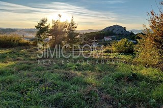 Zazidljiva parcela v bližini objektov, Solin