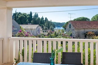 Prostoren apartma tik ob morju, Brač