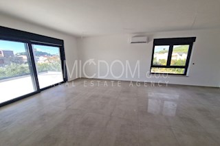 Prostoren apartma v bližini plaže in centra, Tribunj