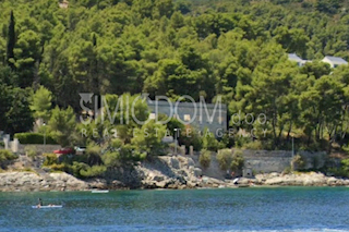 Hotel za rekonstrukcijo - poslovna priložnost v prvi vrsti do morja, Šolta