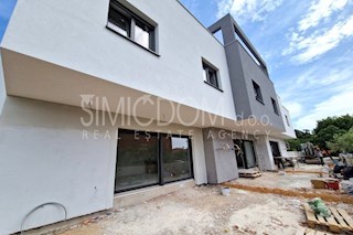 Moderna hiša le 200m od plaže, Vodice