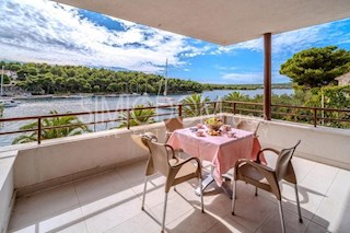 Apartma z razgledom na morje v prvi vrsti do morja, Brač