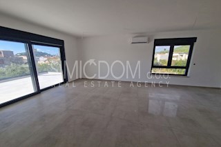 Prostoren apartma v bližini plaže in centra, Tribunj