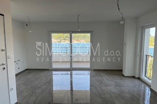 Prostoren nov apartma 50m od morja, Tisno