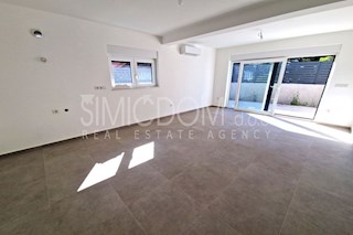 Stanovanje z vrtom 150 m od plaže, Žaborić