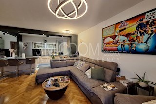 Stanovanje z dvema garažnima mestoma, Split