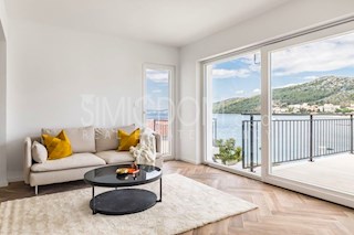Na novo prenovljena hiša v prvi vrsti do morja, Trogir