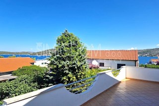 Samostojna hiša z vrtom 70 m od plaže, Rogoznica