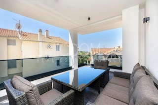 Trisobno stanovanje 50m od plaže, Srima