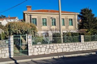 RIJEKA - TRSAT, stanovanje s pogledom na morje, vrtom in 2 parkirnima mestoma