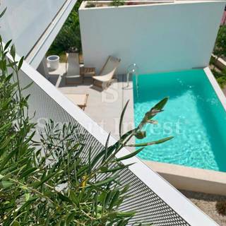 KRK, moderna vila z 2 apartmajema in 2 bazenoma, 500 m do morja