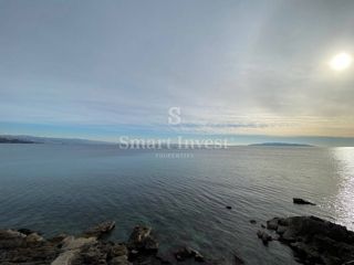 OPATIJA, Apartment of 101 m2 first line to the sea, for renovation