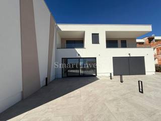 OPATIJA, Moderna vrstna hiša z bazenom in pogledom na morje, prodamo