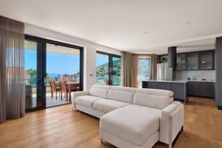 OPATIJA, 4-s stanovanje z bazenom in pogledom na morje