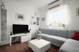 MATULJI - JUŠIĆI, vrstna hiša s 3 stanovanji, konobo in garažo