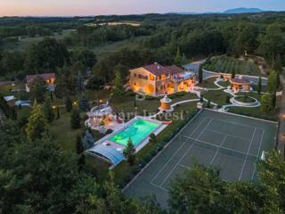 ISTRA - ŽMINJ, Edinstvena vila z zemljiščem 43.266 m2, prodamo
