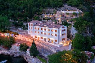 OPATIJA, Superb 3-bedrooms apartment in a luxury resort 1st row to the sea