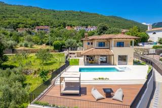 MOŠĆENIČKA DRAGA, moderna mediteranska vila z bazenom blizu morja