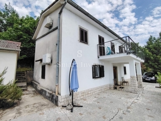LOVRAN, hiša s prostorno parcelo 2437 m2