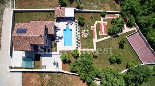 ISTRIA - Svetvinčenat, 5-bedrooms house with pool, on a secluded location