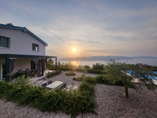 ISTRA - OKOLICA LABINA, na novo obnovljena hiša z dvema apartmajema in čudovitim pogledom na morje