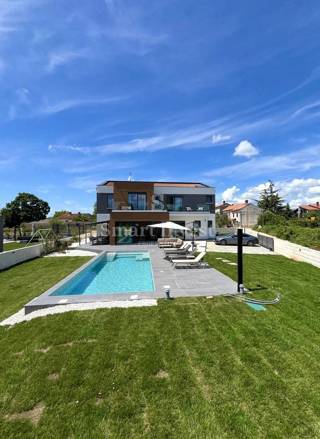 ISTRA - VODNJAN, MODERNA VILA Z OGREVANIM BAZENOM (V3)