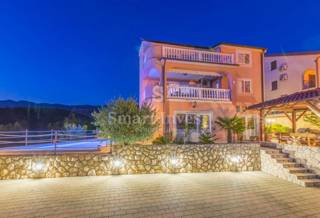 CRIKVENICA, samostojna hiša s 3 apartmaji in bazenom