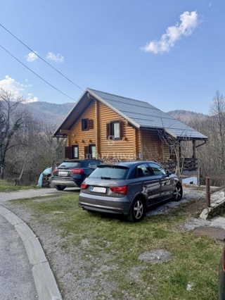 DELNICE, očarljiva lesena hiša, obdana z naravo