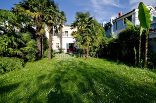MOŠĆENIČKA DRAGA, vila ob morju z očarljivim vrtom