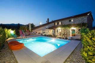 VELI BRGUD, prenovljena kamnita vila z bazenom