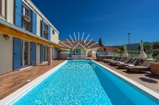 Vila z bazenom in teniškim igriščem