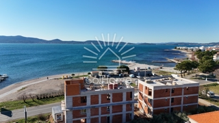 Apartmaji / Penthouse enote - Prva vrsta ob morju / V bližini Zadra