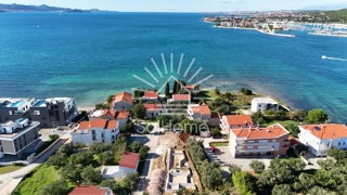 Apartmaji na oddaljenosti 30 metrov od morja v Sukošanu blizu Zadra