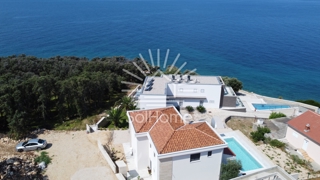 Hiša na prvi vrsti ob morju blizu Novalje.