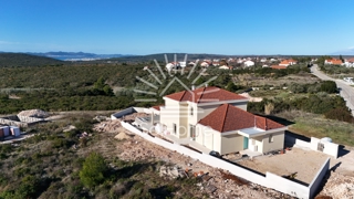 Družinska vila z bazenom in panoramskim pogledom na morje v bližini Zadra