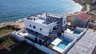 VIDEO - Penthouse 1. vrstica do morja v bližini Zadra