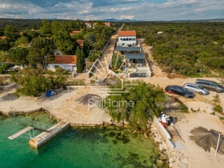 Hiša ob morju z mobilnimi hiškami - Hrvaška