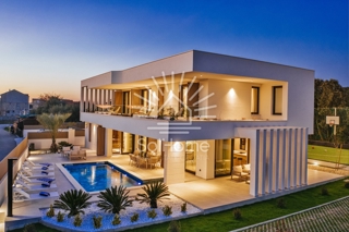 Razkošna vila ob morju v Bibinjah.