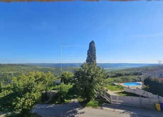 Okolica Buja, kamnita hiša s panoramskim razgledom