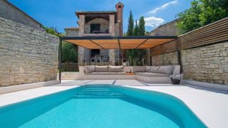 Območje Tinjana, prenovljena kamnita hiša z bazenom