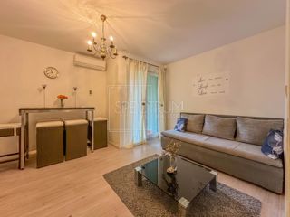 Novigrad, stanovanje s prostornim balkonom, 500 m od morja