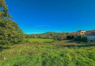 Območje Karojbe, gradbeno zemljišče na mirni lokaciji